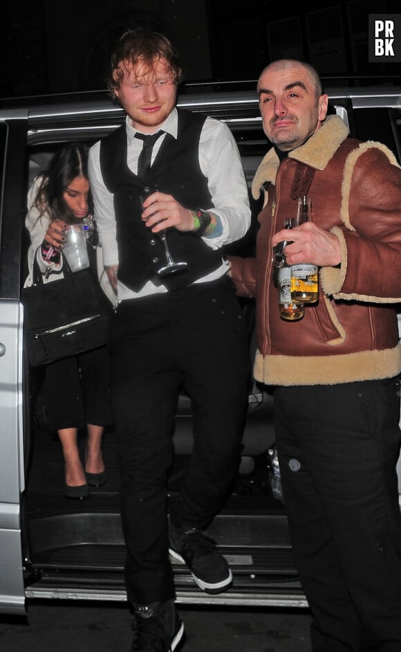 Ed Sheeran : coupe de champagne à la main après les Brit Awards 2015 le 26 février à Londres