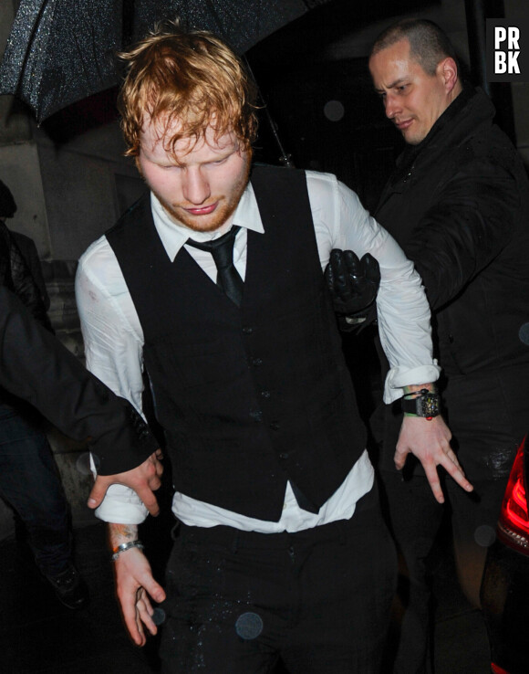 Ed Sheeran torché après les Brit Awards 2015 le 26 février à Londres