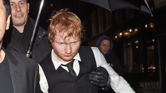 Ed Sheeran complètement bourré après les Brit Awards 2015, il ne tient même plus debout