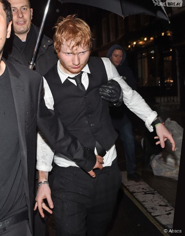Ed Sheeran bourr&eacute; apr&egrave;s les Brit Awards 2015 le 26 f&eacute;vrier &agrave; Londres