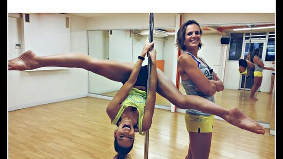 Laury Thilleman ultra souple pour une séance pole-dance avec Laure Manaudou