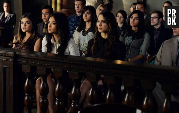 Pretty Little Liars saison 5, épisode 24 : Aria, Emily et Spencer au procès d'Alison