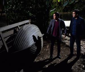 Pretty Little Liars saison 5, épisode 24 : Caleb et Ezra sur une photo