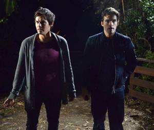 Pretty Little Liars saison 5, épisode 24 : Caleb (Tyler Blackburn) et Ezra (Ian Harding) sur une photo