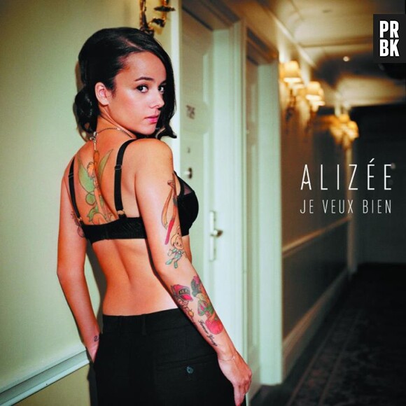 Alizée sexy et tatouée sur la pochette de "Je veux bien"
