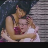 Nicki Minaj : Ce TRES jeune fan colle sa tête entre les seins de la star à un concert
