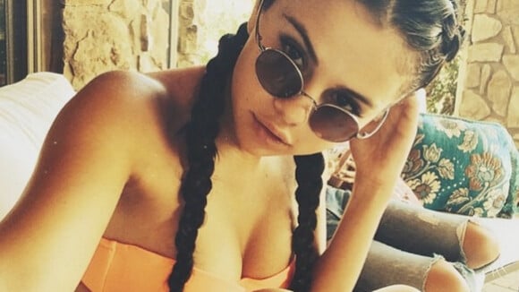 Selena Gomez : shooting sexy en maillot de bain transparent et déclaration à Vanessa Hudgens