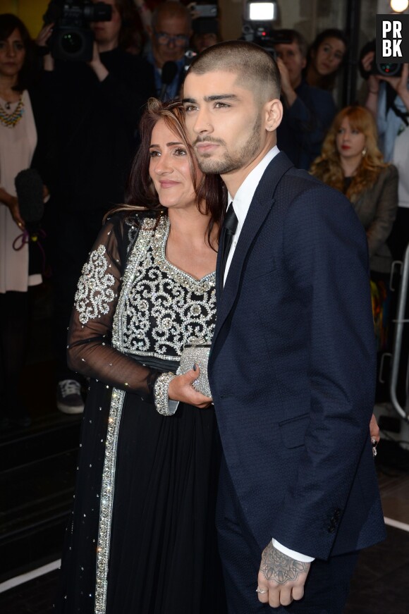 Zayn Malik : cheveux rasés avec sa maman pour son premier tapis rouge sans les One Direction lors des British Asian Awards 2015 à Londres, le 17 avril 2015