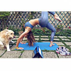 Laury Thilleman : séance de yoga sexy sur Instagram