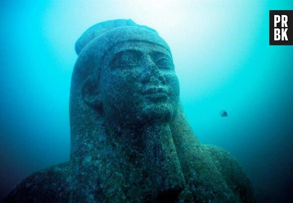 Une statue de pharaon engloutie.