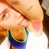 Miley Cyrus : poils roses sous les bras, tête de porc... et pubis apparent