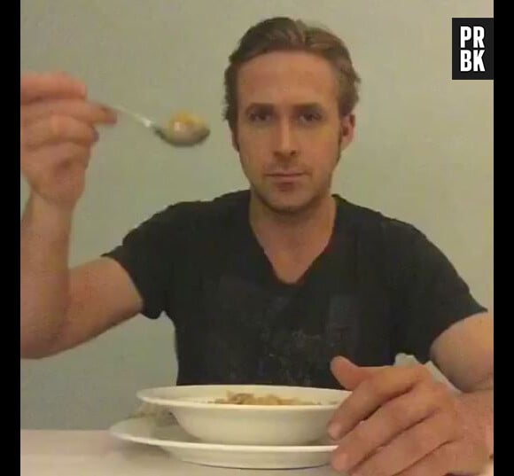 Ryan Gosling s'inscrit sur Vine et mange ses céréales en hommage à une star du web décédé d'un cancer