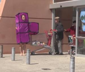 R&eacute;mi Gaillard s'est d&eacute;guis&eacute; en brique du jeu Tetris pour sa nouvelle cam&eacute;ra cach&eacute;e