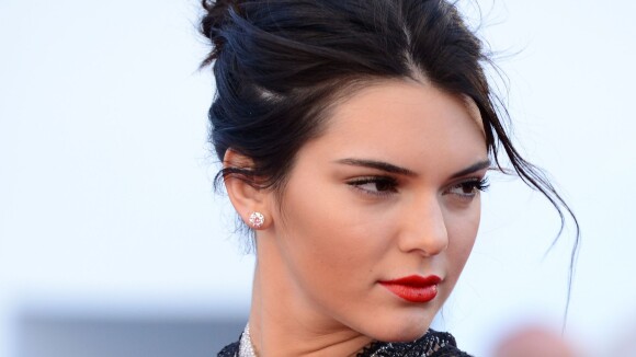 Kendall Jenner reine du tapis rouge de Cannes en jupe longue Alaïa