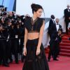 Kendall Jenner sexy en jupe et crop top Azzedine Alaïa sur le tapis rouge du Festival de Cannes, le 20 mai 2015