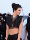 Kendall Jenner sexy en jupe et crop top Azzedine Alaïa sur le tapis rouge du Festival de Cannes, le 20 mai 2015