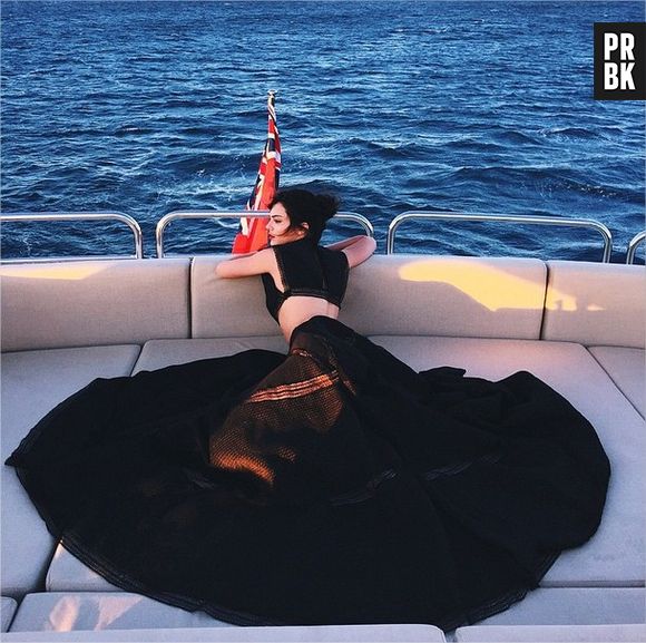 Kendall Jenner sexy en jupe et crop top Azzedine Alaïa sur le tapis rouge du Festival de Cannes, le 20 mai 2015