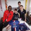 PSG : Zoumana Camara et Lucas Digne avec une patiente, le 20 mai 2015 à l'hôpital Necker