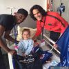 PSG : Edinson Cavani avec une patiente,  le 20 mai 2015 à l'hôpital Necker