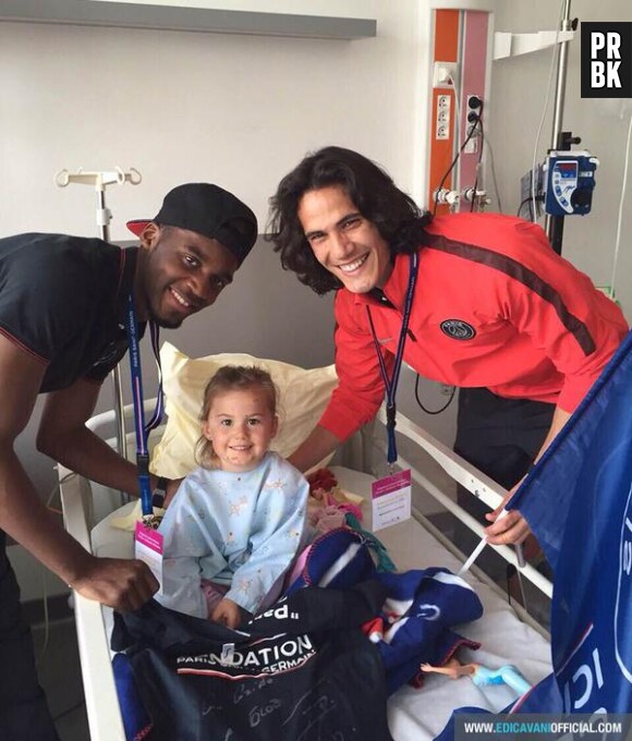 PSG : Edinson Cavani avec une patiente,  le 20 mai 2015 à l'hôpital Necker