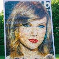 Taylor Swift transformée en LEGO : découvrez sa mosaïque hallucinante réalisée en briques jaunes
