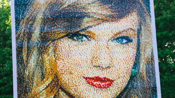 Taylor Swift transformée en LEGO : découvrez sa mosaïque hallucinante réalisée en briques jaunes