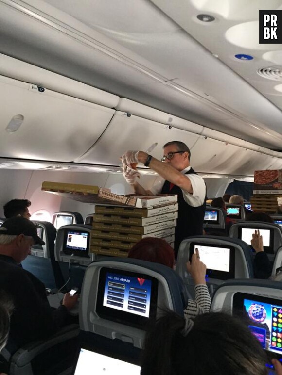 Une compagnie aérienne américiane organise une pizza party dans un avion bloqué au sol pour des raisons météorologiques