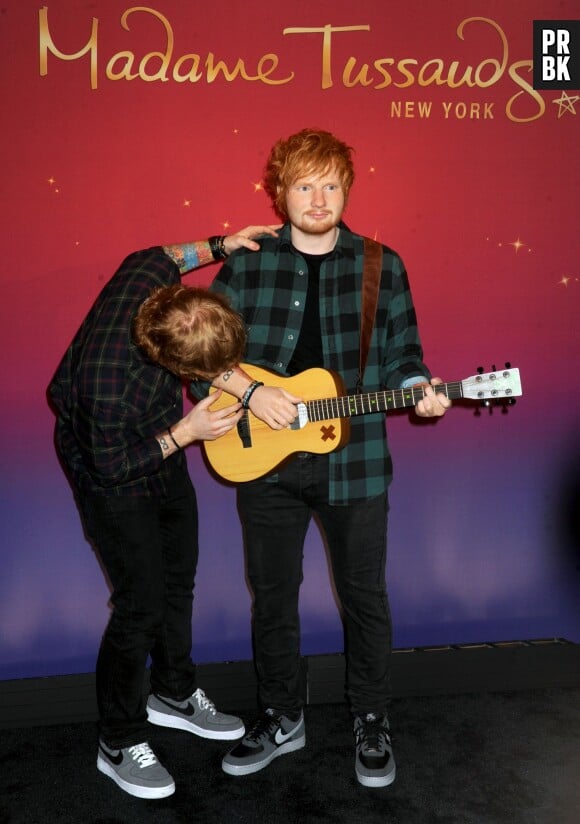 Ed Sheeran observe sa statue de cire à New York le 28 mai 2015