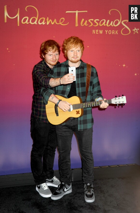Ed Sheeran  : selfie avec sa statue de cire à New York le 28 mai 2015