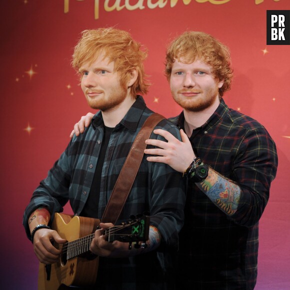 Ed Sheeran pose avec sa statue de cire à New York le 28 mai 2015