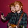  Ed Sheeran prend un selfie avec sa statue de cire &agrave; New York le 28 mai 2015 