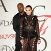 Kim Kardashian enceinte et Kanye West complices aux CFDA Fashion Awards le 1er juin 2015 à New York