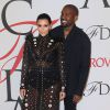 Kim Kardashian enceinte et Kanye West souriant aux CFDA Fashion Awards le 1er juin 2015 à New York