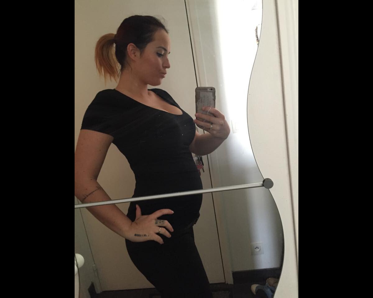 Kelly Helard enceinte : baby bump, test de grossesse et coup de gueule sur  Facebook - PureBreak