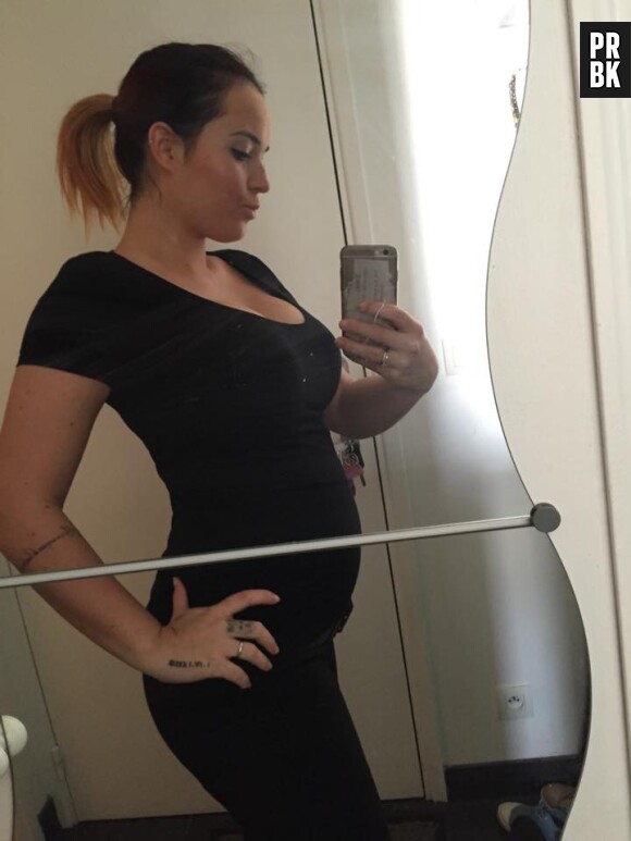 Kelly Helard enceinte : son baby bump dévoilé sur Facebook