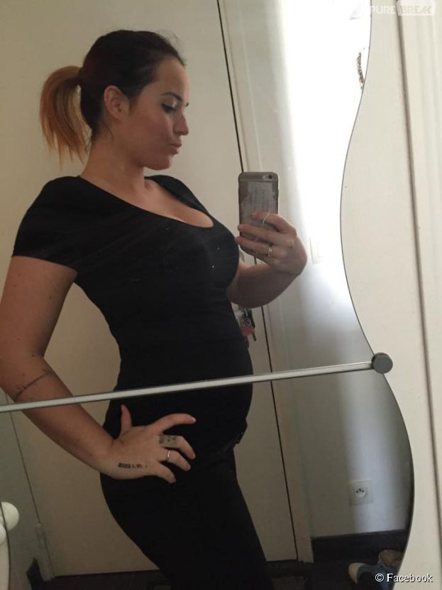 Kelly Helard enceinte : son baby bump d&eacute;voil&eacute; sur Facebook