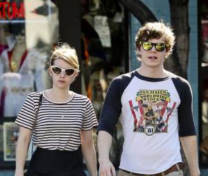 Emma Roberts et Evan Peters dans les rues de L.A, le 26 octobre 2012