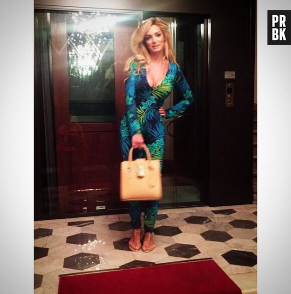 Emiline Nef Naf habillée d'une robe très fleurie sur Instagram, le 11 juillet 2015