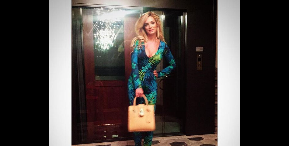  Emiline Nef Naf habill&amp;eacute;e d&#039;une robe tr&amp;egrave;s fleurie sur Instagram, le 11 juillet 2015 