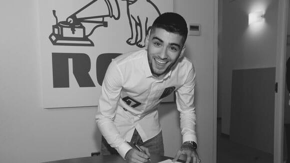Zayn Malik signe son contrat en solo... et tacle One Direction sur Twitter ?