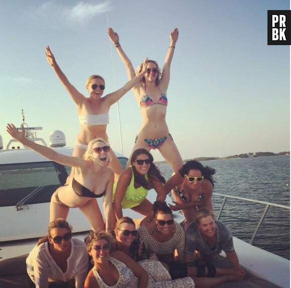 Jennifer Lawrence : sa copine Amy Schumer dévoile une photo d'elle en bikini, sur Instagram, le 30 juillet 2015