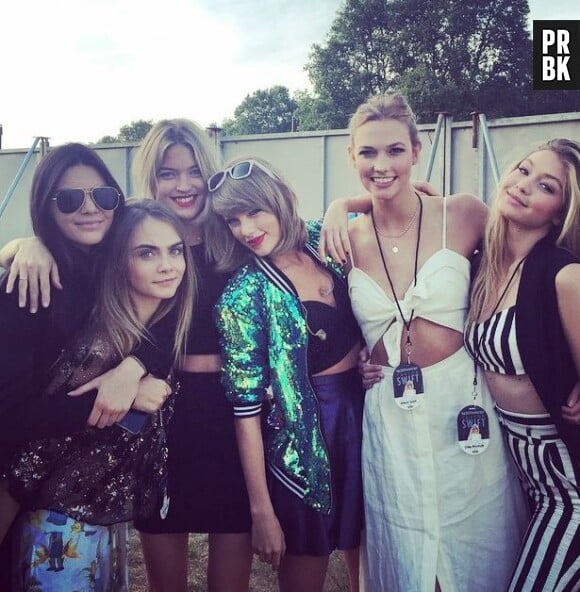 Taylor Swift aux côtés de Gigi Hadid, Martha hunt, Karlie Kloss, Kendall Jenner et Cara Delevingne dans les coulisses de son concert de Londres, le 27 juin 2015