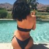 Kylie Jenner sexy en bikini de dos