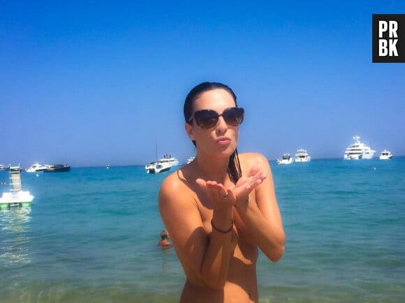 Eve Angeli topless sur une plage de Saint-Tropez