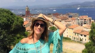 Eve Angeli "topless et même plus" sur Twitter : la chanteuse pose nue à la plage