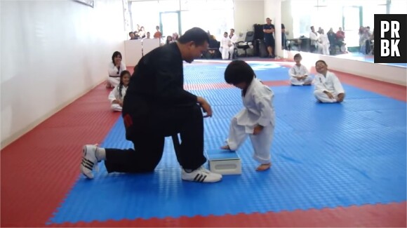 Un petit garçon apprend le taekwondo... et fait craquer des millions d'internautes sur Youtube