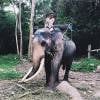 Capucine Anav : balade en éléphant pendant ses vacances