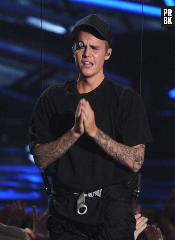 Justin Bieber au board des larmes sur la scène des MTV Video Music Awards 2015