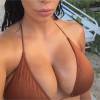 Kim Kardashian : gros plans sur ses seins pendant ses vacances