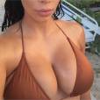  Kim Kardashian : gros plans sur ses seins pendant ses vacances 